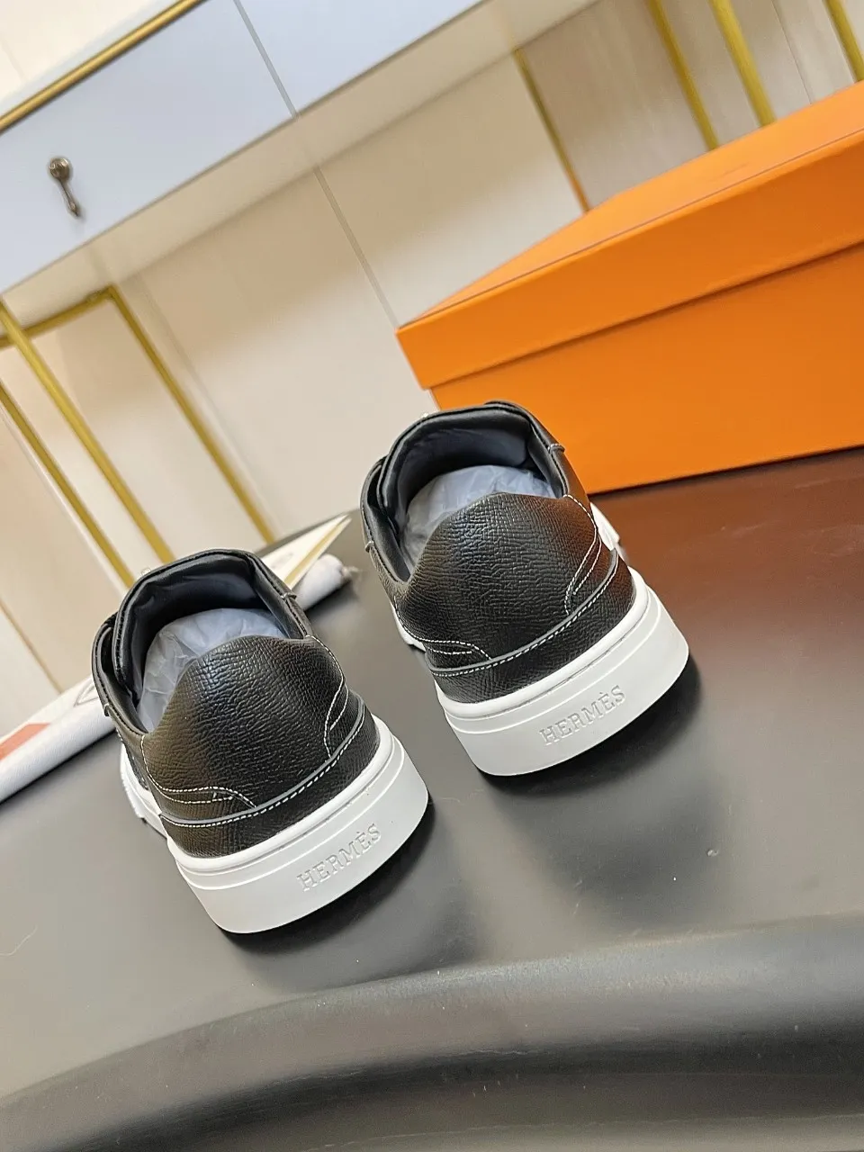 Men's Men's Shoes💰620❤️❤️❤️HERMES 2021 latest Kelly buckle white sneakers are online! The highest version on the market! Purchasing level quality! The H family rarely produces flat casual shoes, and they are styled with classic palladium-plated Kelly shoe buckles! Create a fashionable urban look that perfectly embodies the noble and elegant style of Hermès! Material selection: Fabric imported cowhide, lining + foot pads imported sheepskin, original molded TPU outsole, heavy gold molded kelly buckle full of texture Size: Female: 35-41 (41 is not returnable) Male: 39-45 (45 is not returnable)